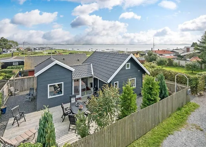 Skon Feriebolig Med Havudsigt I Naturskont Omrade